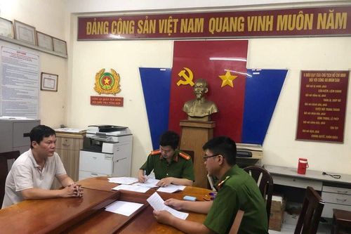 Vì chỗ đậu, tài xế đưa cô gái 'dạo phố' trên nắp capo