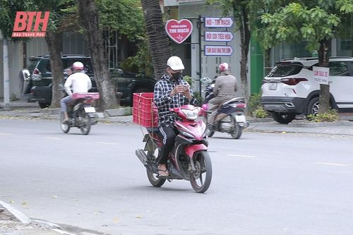 Nguy cơ mất an toàn giao thông từ những 'shipper'