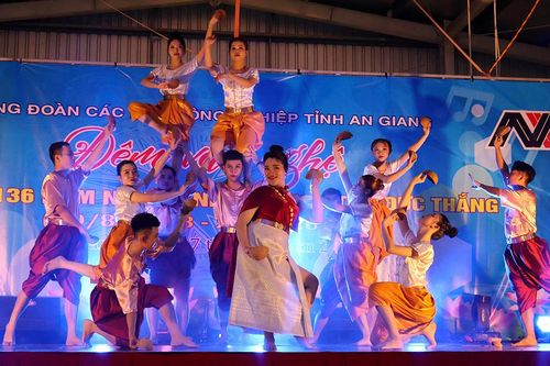 Sôi động đêm văn nghệ kỷ niệm Ngày sinh Chủ tịch Tôn Đức Thắng tại Khu Công nghiệp tỉnh An Giang