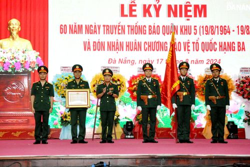 Báo Quân khu 5 kỷ niệm 60 năm ngày truyền thống và đón nhận Huân chương Bảo vệ Tổ quốc hạng Ba