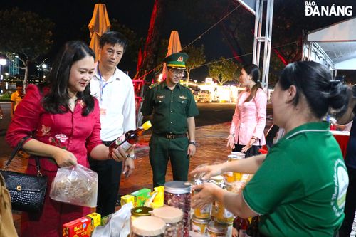 14 gian hàng tham gia phiên chợ 'Nông sản, sản phẩm OCOP, hoa, cây cảnh' quận Hải Châu năm 2024