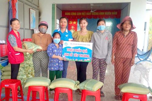 Trao 100 phần quà cho hội viên, phụ nữ có hoàn cảnh khó khăn