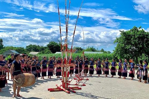 Stơr vang tiếng chiêng ngân