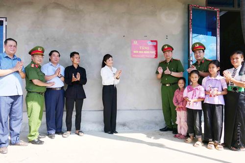 Trao 'ngôi nhà hạnh phúc' cho hộ nghèo tại huyện Than Uyên, Tân Uyên