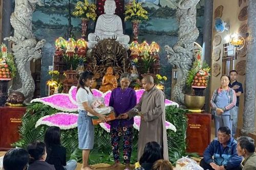Trao quà cho người có hoàn cảnh khó khăn