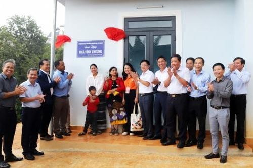 Báo Đảng khu vực miền Trung - Tây Nguyên trao nhà tình thương và tặng học bổng cho học sinh nghèo