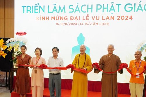 TP.HCM: Hơn 1.500 đầu sách Phật giáo được giới thiệu trong triển lãm Vu lan tại chùa Vĩnh Nghiêm