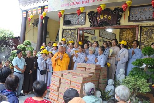 Tịnh thất Pháp Thủy (Q.8) trao quà Vu lan đến bà con nghèo tại địa phương