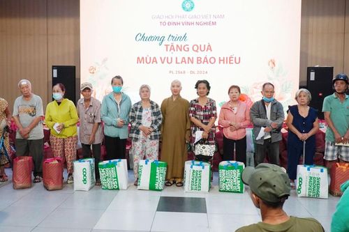 Chùa Vĩnh Nghiêm (Q.3, TP.HCM) tặng 500 phần quà đến bà con có hoàn cảnh khó khăn mùa Vu lan