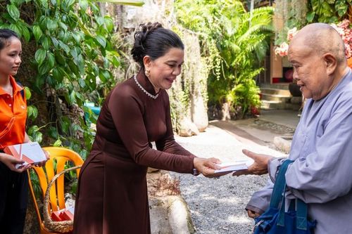 BR-VT: Quỹ Khởi Sự Từ Tâm cúng dường đến 500 chùa và tịnh thất khu vực núi Thị Vải