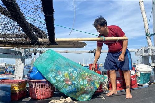 Phú Yên: Ngư dân đưa rác về bờ, trả lại biển trong lành