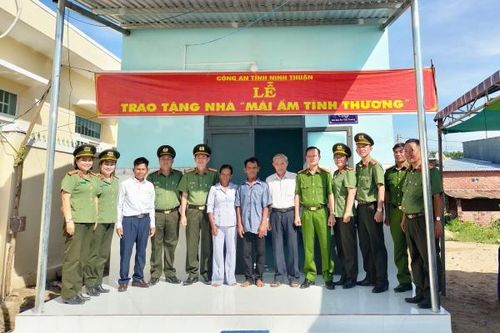 Tặng nhà tình thương cho người dân hiến đất xây dựng trụ sở Công an xã