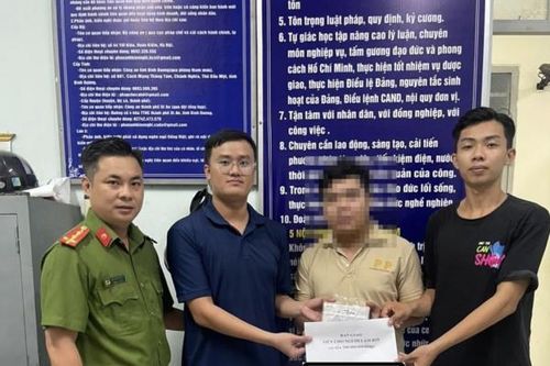 Hai thanh niên nhặt 200 triệu đồng nhờ Công an trả người đánh rơi