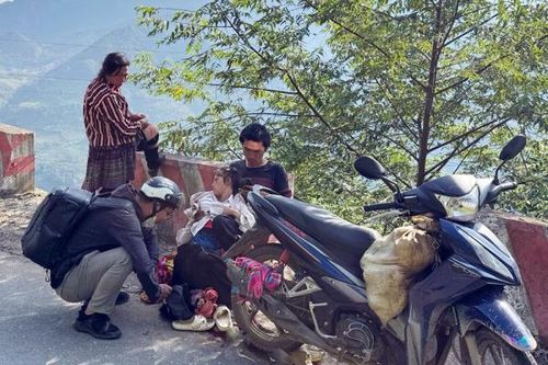 Công an xã làm bà đỡ giúp sản phụ vượt cạn bên đường