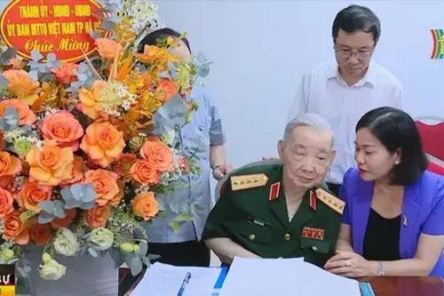 Lãnh đạo thành phố tặng quà các vị lão thành cách mạng