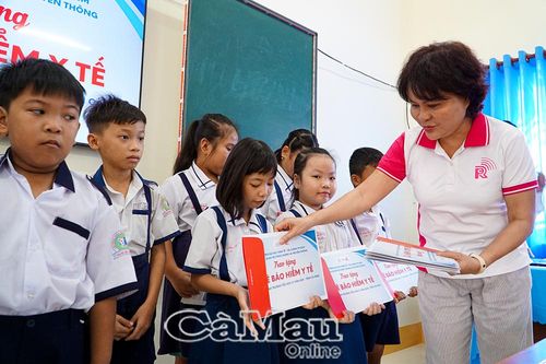 Bảo hiểm y tế cho học sinh khó khăn