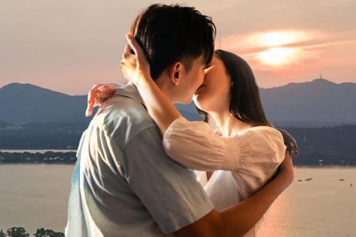 Hôn người vừa uống bia, rượu có lây nồng độ cồn?