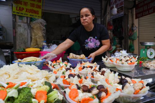 Đồ lễ rằm tháng 7 hút khách, nườm nượp người mua