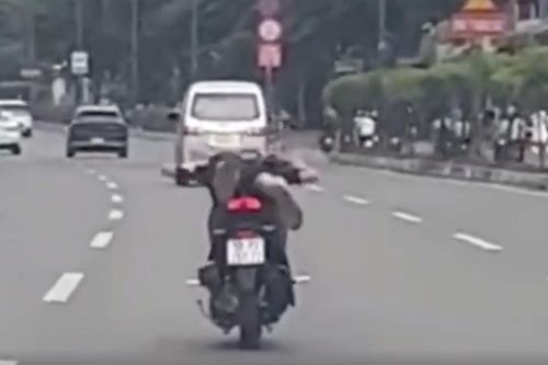 TP.HCM: Xác minh clip 2 thanh niên nằm dài trên xe máy, chạy vào làn ô tô