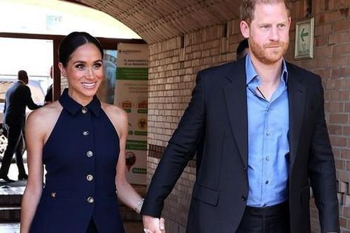 Vợ chồng Harry và Meghan thực hiện chuyến thăm quốc tế mới, xuất hiện tay trong tay với nụ cười rạng rỡ