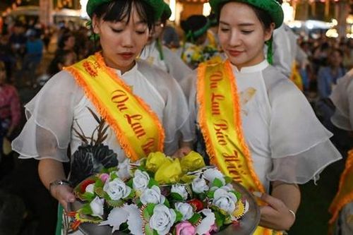 Cài bông hồng lên ngực áo trong đêm Vu Lan, xúc động khi nhắc đến công cha nghĩa mẹ