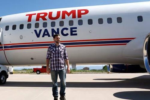 Máy bay chở 'phó tướng' của ông Donald Trump gặp trục trặc giữa không trung