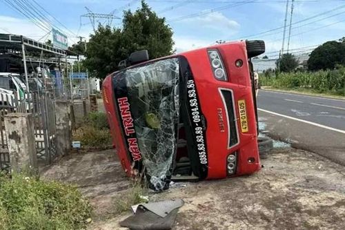 Hiện trường lật xe khách trên Quốc lộ 14, nhiều người bị thương