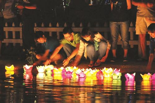 Lễ Rằm tháng Bảy: Thực hành Hiếu hạnh thời nay