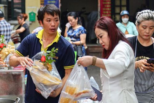 Ngày Rằm tháng Bảy: Tiểu thương chợ 'nhà giàu' Hà Nội tất bật phục vụ khách