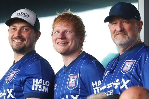 Ed Sheeran bỏ ngang trận mở màn của Ipswich