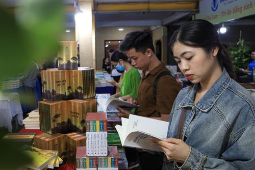 Triển lãm sách Phật giáo ở TP.HCM thu hút người dân