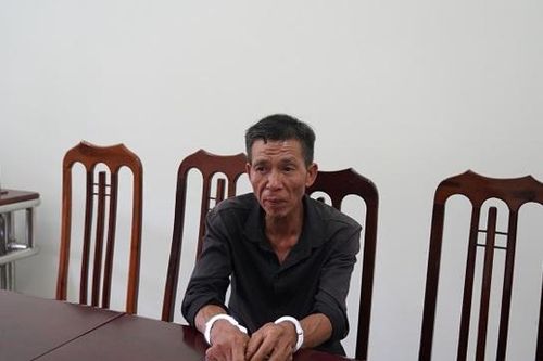 Bắt gã chồng dùng súng bắn vào giữa mặt vợ trong lúc đang ăn cơm tối