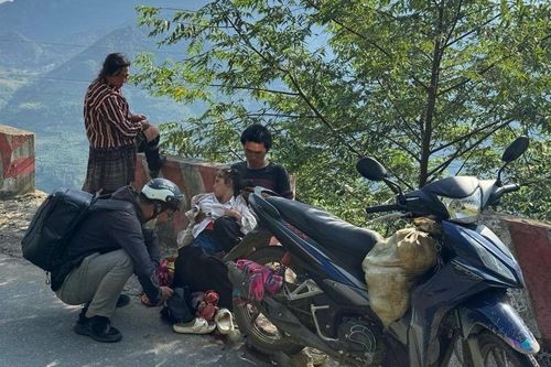 Thượng úy Công an giúp sản phụ 'vượt cạn' thành công bên đường