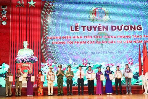 Bắc Từ Liêm tuyên dương 10 gương điển hình tiên tiến trong phòng, chống tội phạm