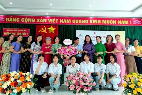 Trao tặng 240 'Nếp áo thanh xuân' cho giáo viên, nữ sinh vùng cao Thanh Hóa