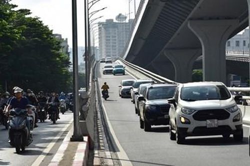 An toàn giao thông: Bất chấp nguy hiểm, xe máy lưu thông vào đường cấm