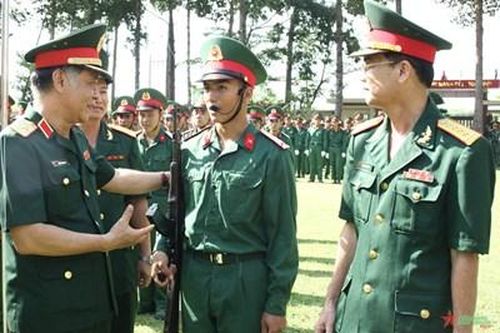 Phát huy truyền thống anh hùng, xây dựng đơn vị huấn luyện giỏi
