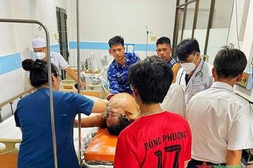 Tàu Cảnh sát biển 2011 hỗ trợ cứu ngư dân bị nạn trên biển