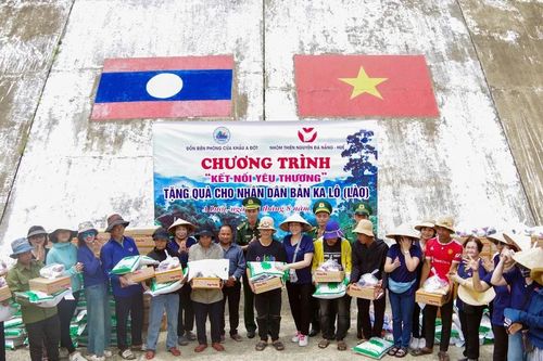 Trao con giống, tặng quà người dân và lực lượng bảo vệ biên giới Việt Nam - Lào