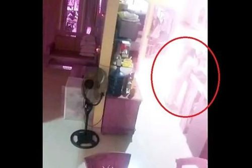 Đang đứng rửa bát, người phụ nữ tự dưng bị sét đánh
