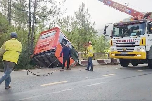 Lâm Đồng: Xe khách lao xuống vực, 11 hành khách thoát nạn