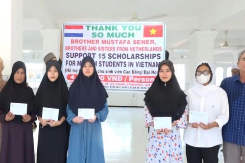 Trao hơn 200 phần quà, suất học bổng cho học sinh, sinh viên dân tộc Chăm