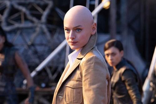 Emma Corrin - Nữ phản diện xinh đẹp