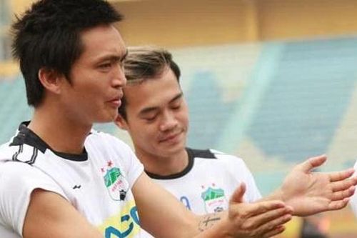 Văn Toàn, Tuấn Anh tặng quà cho U21 Hoàng Anh Gia Lai