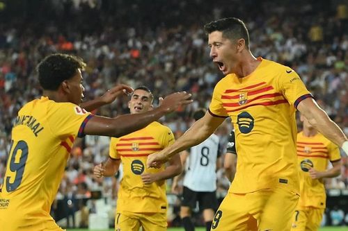 HLV Hansi Flick nói gì sau trận thắng ngược Valencia?