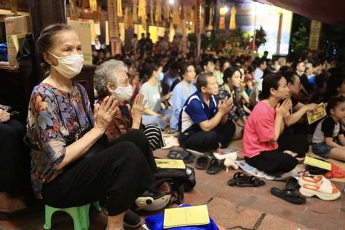 Hà Nội: Hàng trăm người dân đổ về chùa Phúc Khánh tụng kinh, làm lễ Vu Lan