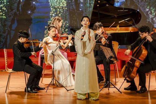 Nữ ca sĩ gốc Việt từng đoạt giải Grammy tỏa sáng với 'Bến xuân' tại Diễn đàn Việt Nam