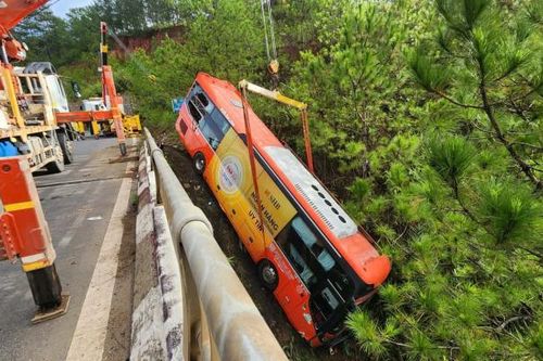 Lâm Đồng: Xe khách mất lái lao xuống vực, 11 người thoát nạn