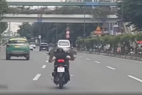 TP HCM: Công an lấy lời khai nhóm thanh niên nằm dài trên yên xe chạy tốc độ cao