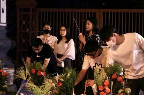 Nhiều bạn trẻ Hà Nội đi Phủ Tây Hồ vào ngày rằm tháng Bảy
